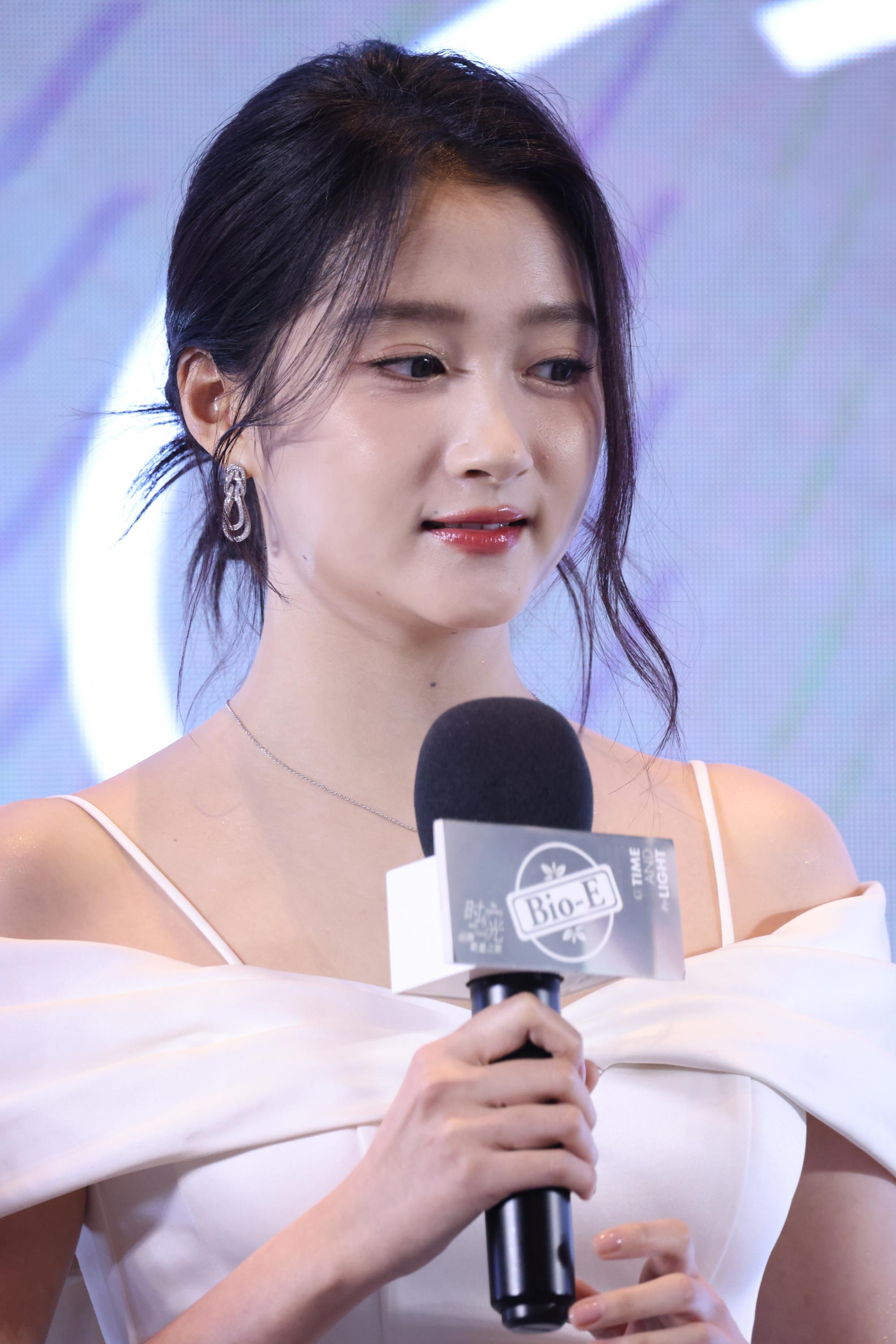 关晓彤现场头部正面生图照[5]